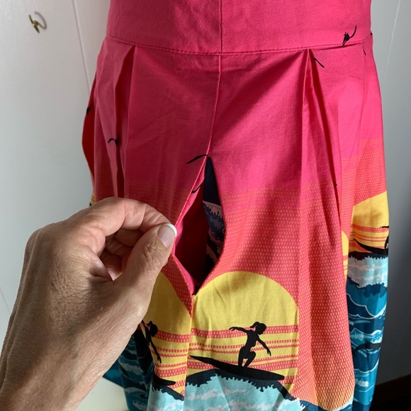 Super Cute Surfer Girl Pleated Skirt - Small - Picture 5 of 9